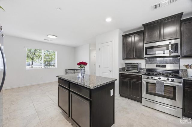 6112 Commonwealth Avenue, Bakersfield, CA 93313