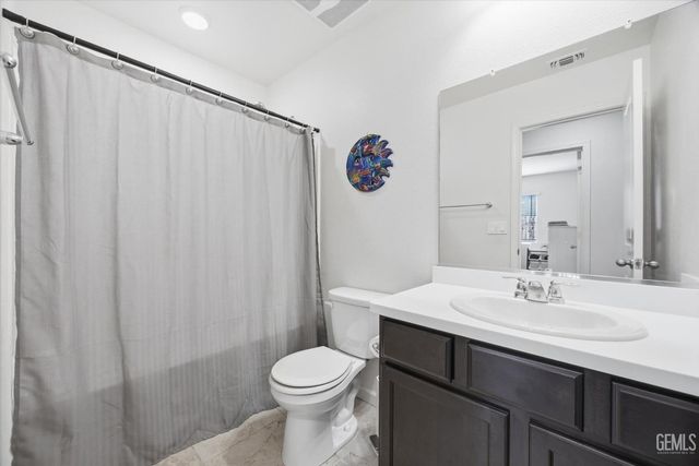 6112 Commonwealth Avenue, Bakersfield, CA 93313