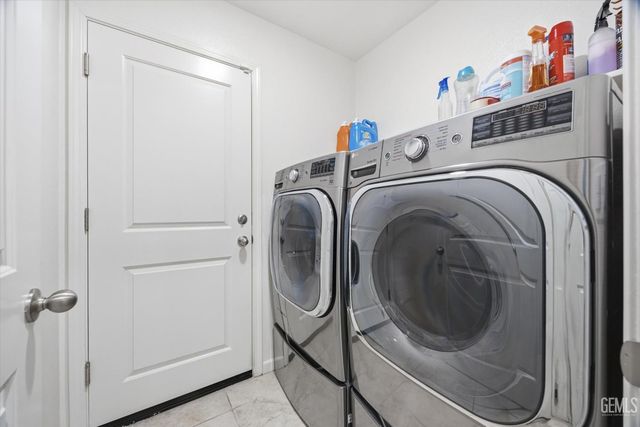 6112 Commonwealth Avenue, Bakersfield, CA 93313