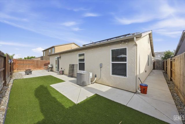 6112 Commonwealth Avenue, Bakersfield, CA 93313