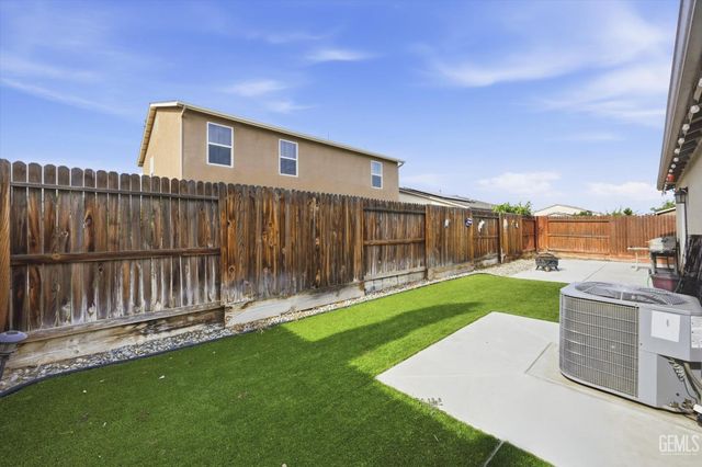 6112 Commonwealth Avenue, Bakersfield, CA 93313