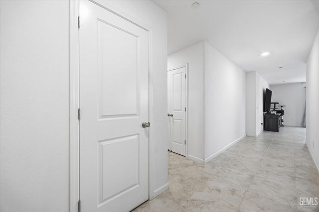 6112 Commonwealth Avenue, Bakersfield, CA 93313