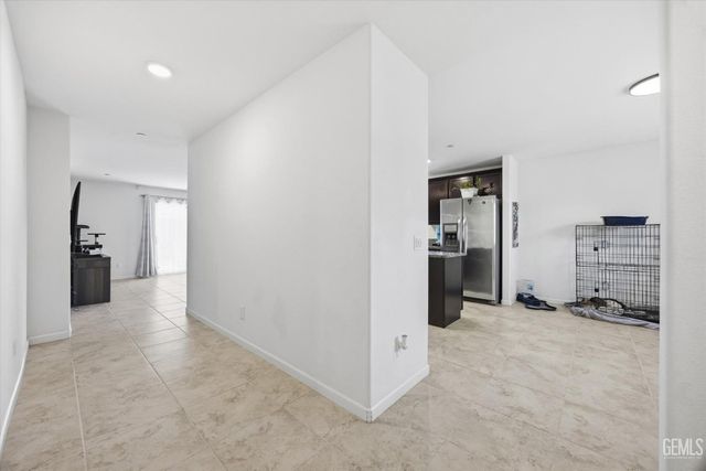 6112 Commonwealth Avenue, Bakersfield, CA 93313