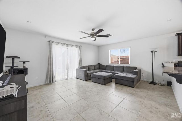 6112 Commonwealth Avenue, Bakersfield, CA 93313