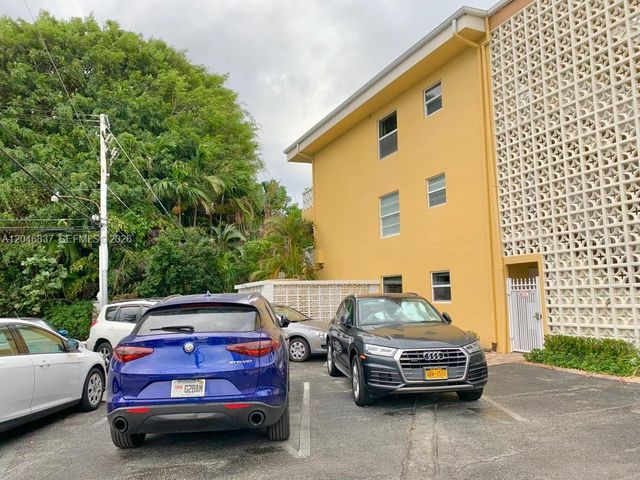 815 Middle River Drive 204, Fort Lauderdale, FL 33304