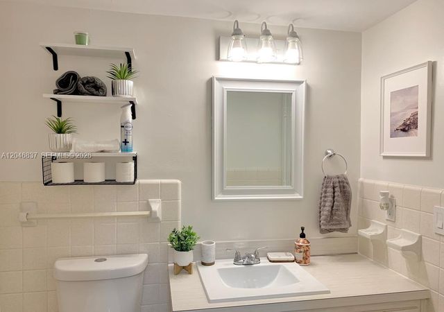 815 Middle River Drive 204, Fort Lauderdale, FL 33304