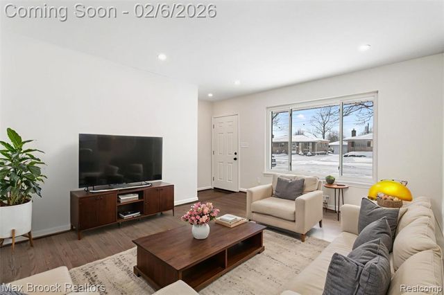 31358 Iroquois Drive, Warren, MI 48088