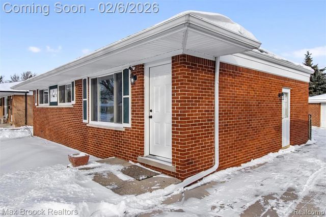 31358 Iroquois Drive, Warren, MI 48088