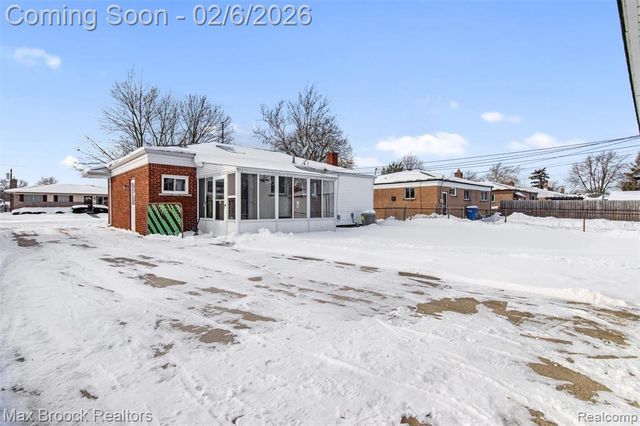 31358 Iroquois Drive, Warren, MI 48088