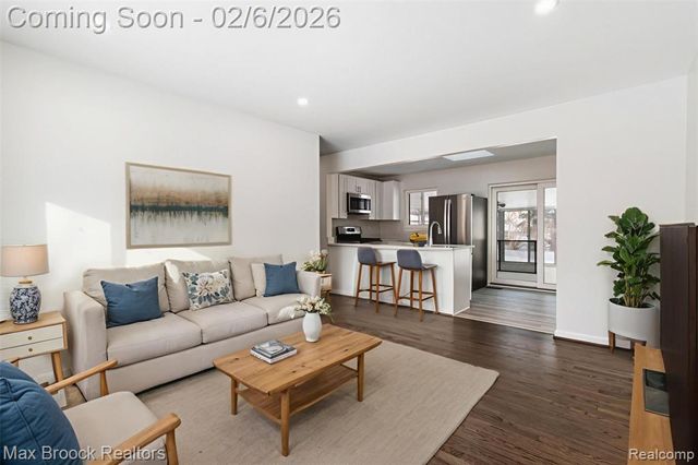 31358 Iroquois Drive, Warren, MI 48088