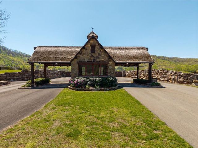 245 Smokerise Court, Ellijay, GA 30536