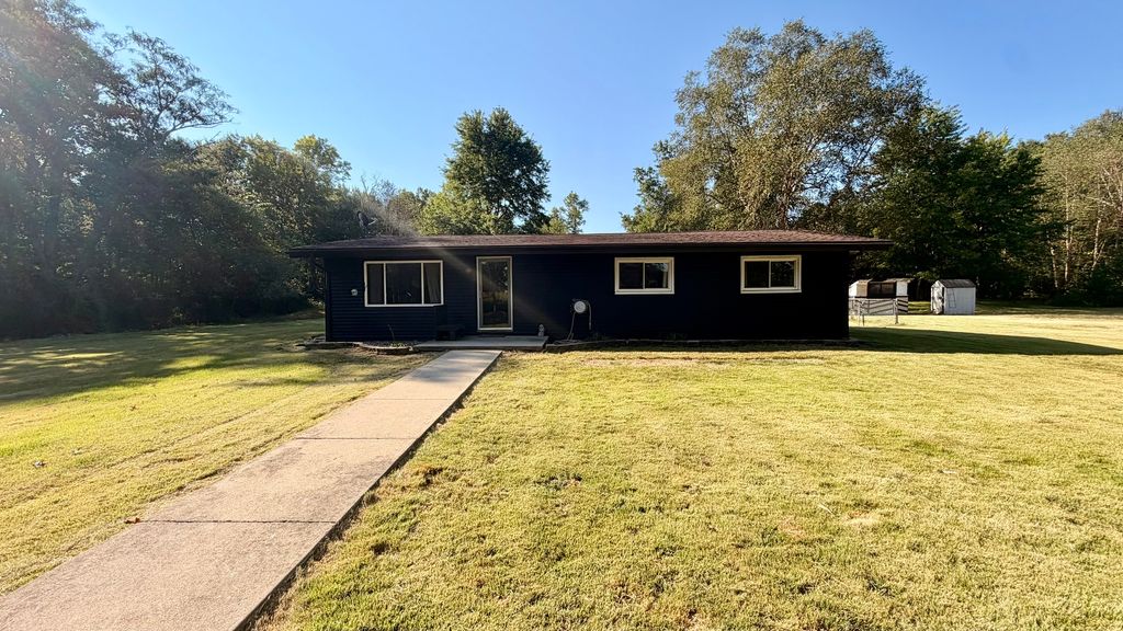 Image 1 of property listing at 1001 Medlin Road, Centralia, IL 62801