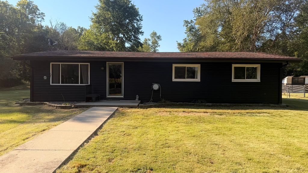 Image 2 of property listing at 1001 Medlin Road, Centralia, IL 62801
