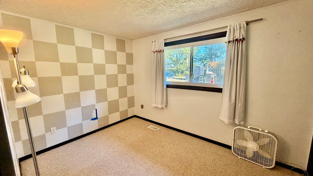 Image 11 of property listing at 1001 Medlin Road, Centralia, IL 62801