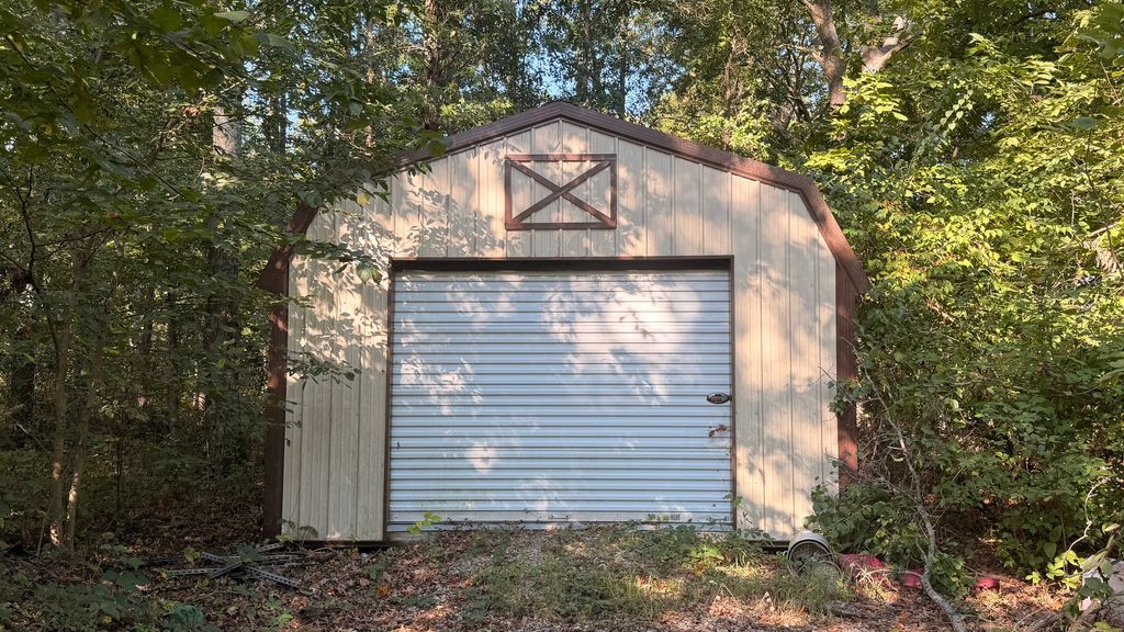 Image 18 of property listing at 1001 Medlin Road, Centralia, IL 62801