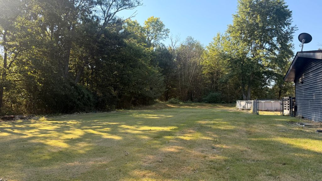 Image 3 of property listing at 1001 Medlin Road, Centralia, IL 62801