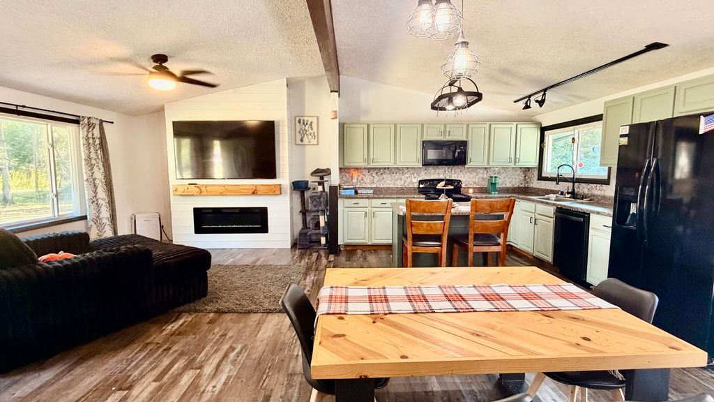Image 4 of property listing at 1001 Medlin Road, Centralia, IL 62801