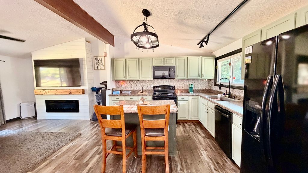 Image 5 of property listing at 1001 Medlin Road, Centralia, IL 62801