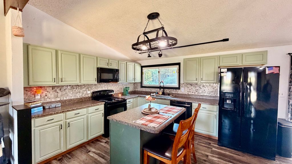 Image 6 of property listing at 1001 Medlin Road, Centralia, IL 62801