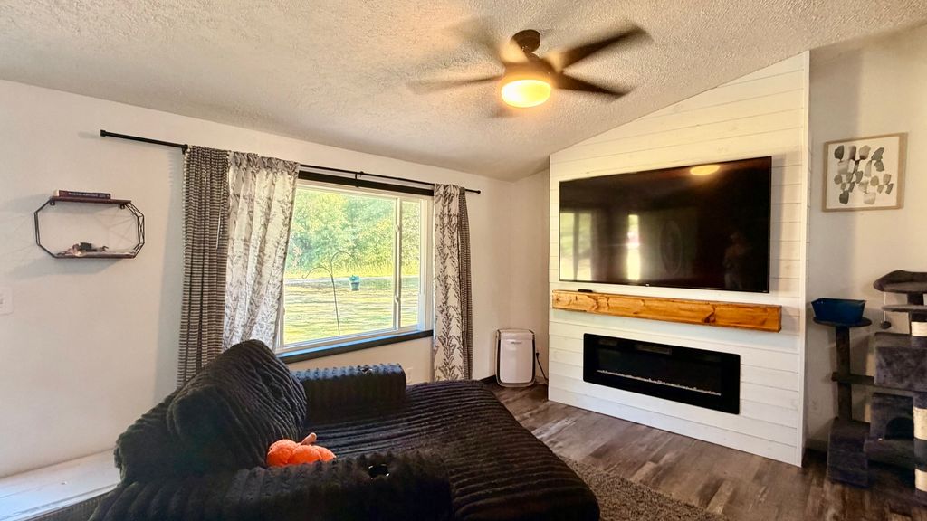 Image 7 of property listing at 1001 Medlin Road, Centralia, IL 62801