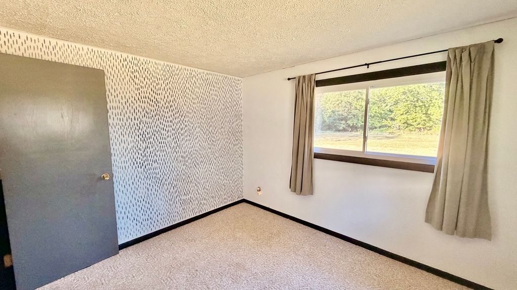 Image 10 of property listing at 1001 Medlin Road, Centralia, IL 62801