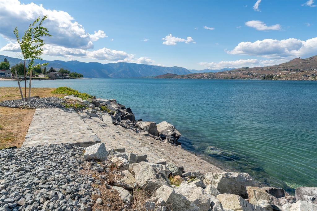 102 Burbot Lane, Chelan, WA 98816
