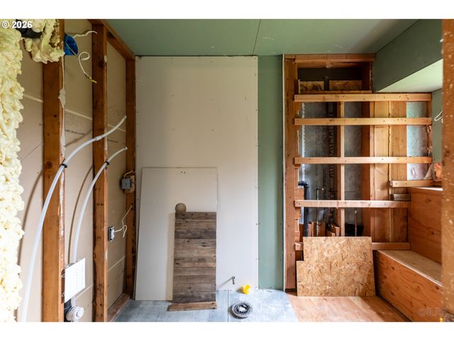 69885 BEAVER HILL Dr, Rainier, OR 97048