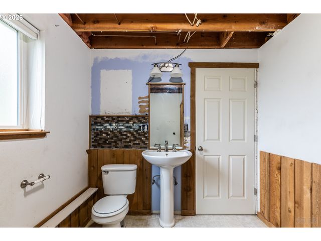 69885 BEAVER HILL Dr, Rainier, OR 97048