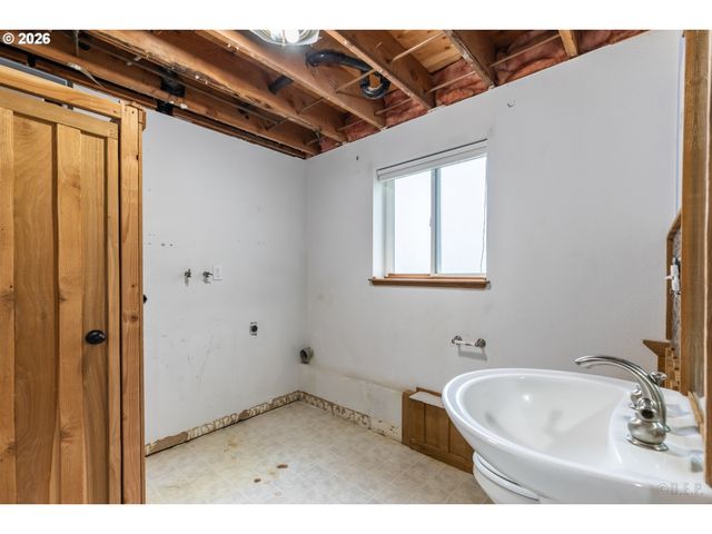 69885 BEAVER HILL Dr, Rainier, OR 97048