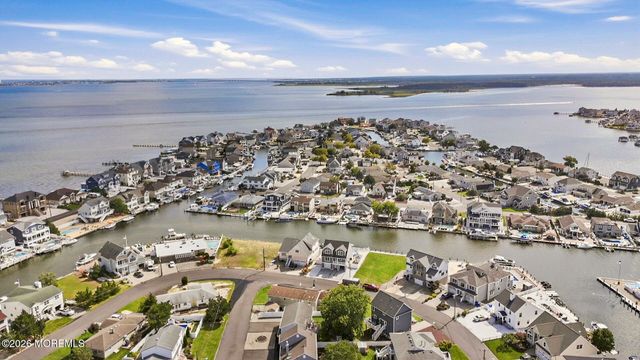 4 Harbor View Lane, Toms River, NJ 08753