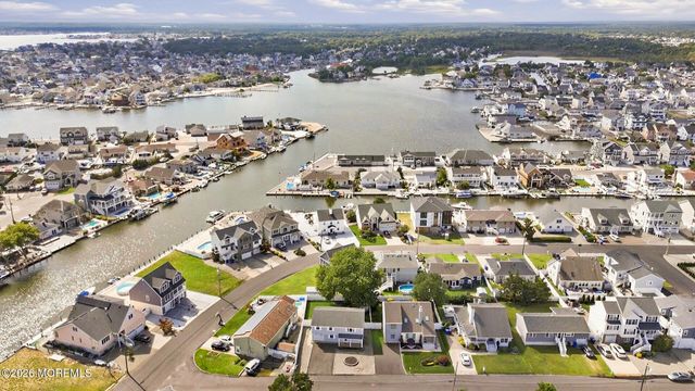 4 Harbor View Lane, Toms River, NJ 08753