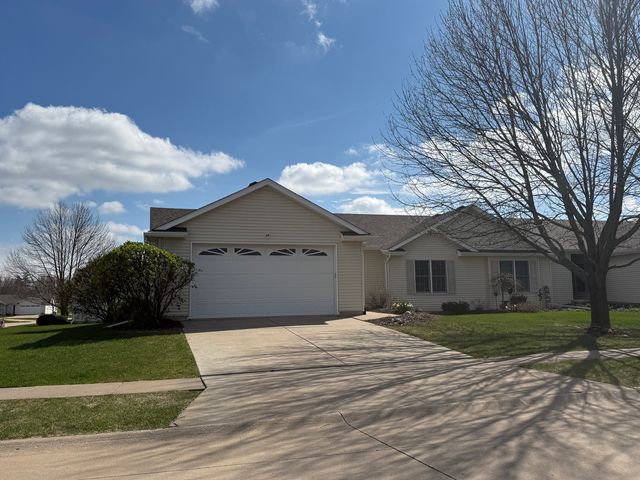 34 Madison Circle, Davenport, IA 52806