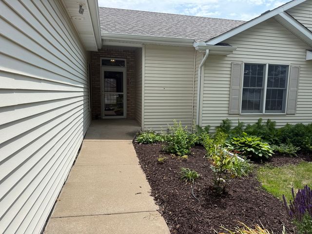 34 Madison Circle, Davenport, IA 52806