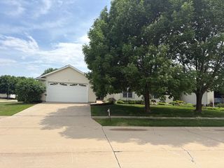 34 Madison Circle, Davenport, IA 52806