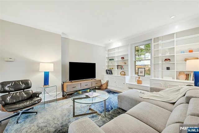 31 4 Th Street, Park Ridge, NJ 07656