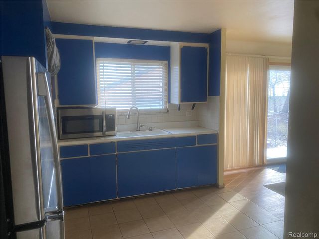 16646 Roberts Street, Roseville, MI 48066