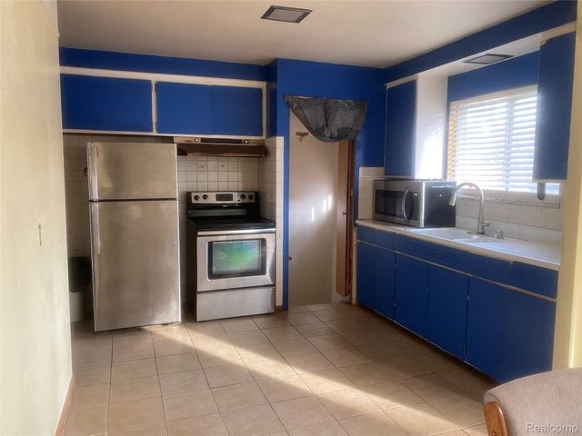 16646 Roberts Street, Roseville, MI 48066