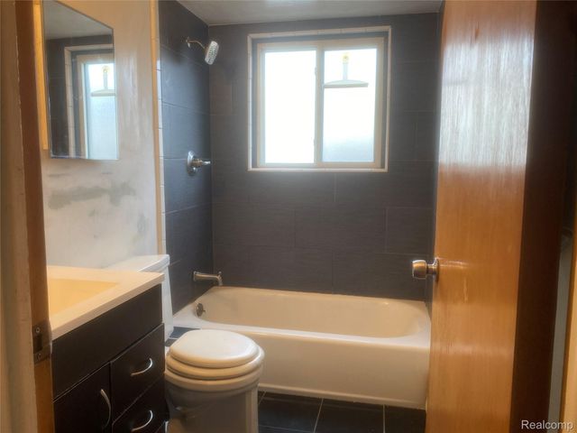 16646 Roberts Street, Roseville, MI 48066