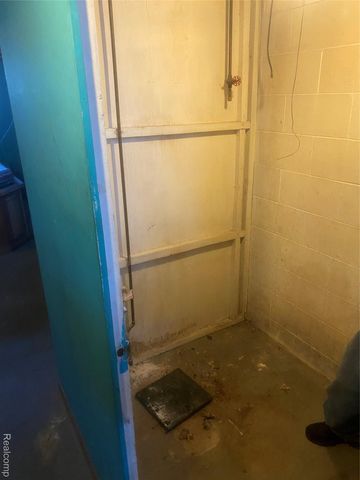 16646 Roberts Street, Roseville, MI 48066