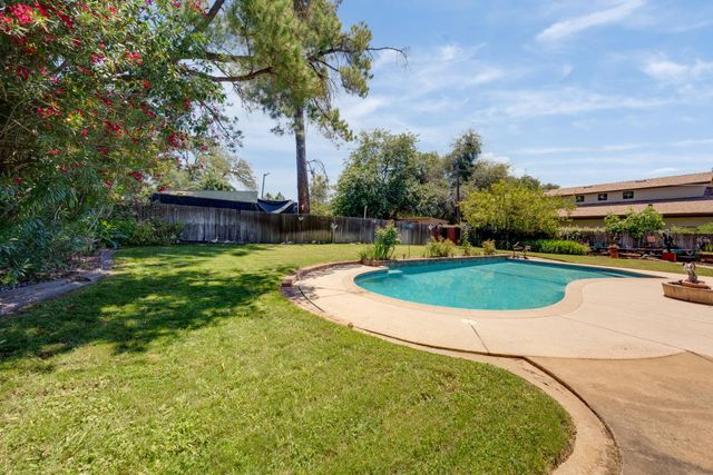 5765 Hoffman Ln, Fair Oaks, CA 95628