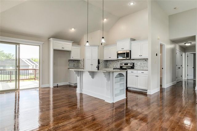 2301 NE Treetop Drive, Blue Springs, MO 64029