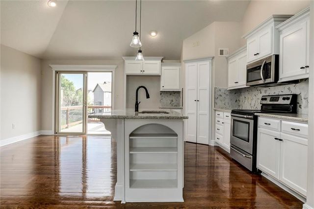 2301 NE Treetop Drive, Blue Springs, MO 64029