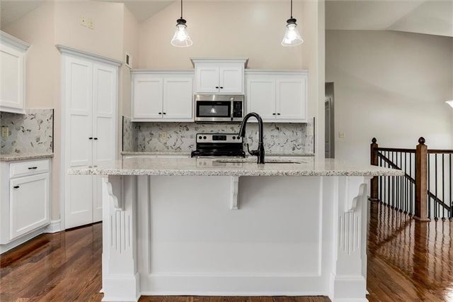 2301 NE Treetop Drive, Blue Springs, MO 64029