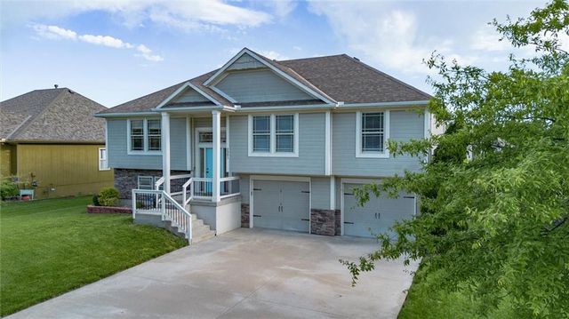 2301 NE Treetop Drive, Blue Springs, MO 64029