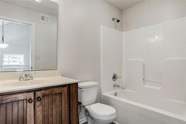 2301 NE Treetop Drive, Blue Springs, MO 64029