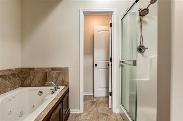 2301 NE Treetop Drive, Blue Springs, MO 64029