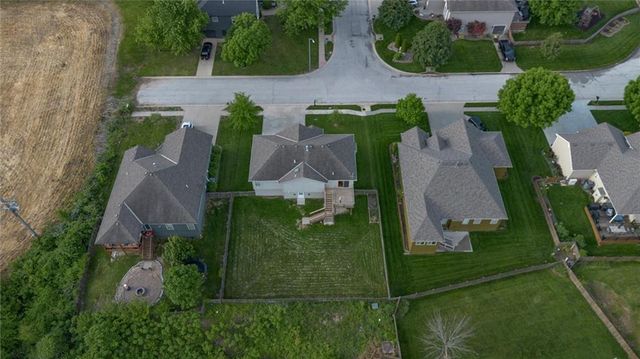 2301 NE Treetop Drive, Blue Springs, MO 64029