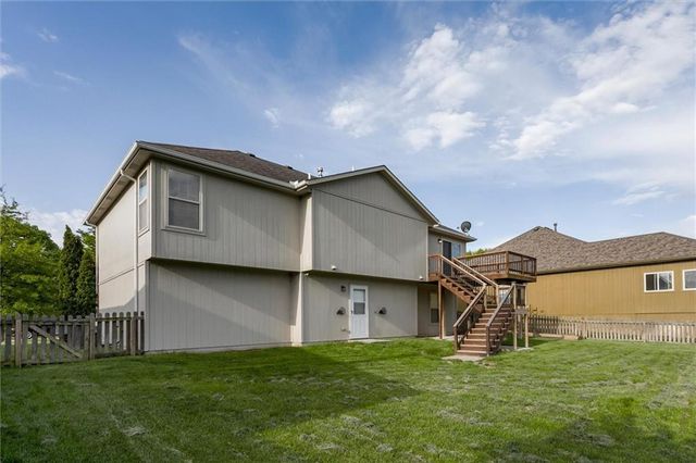 2301 NE Treetop Drive, Blue Springs, MO 64029
