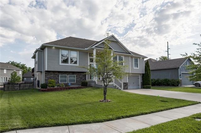 2301 NE Treetop Drive, Blue Springs, MO 64029