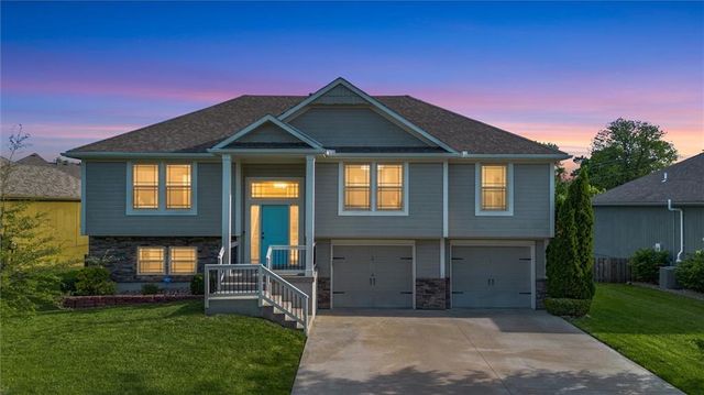 2301 NE Treetop Drive, Blue Springs, MO 64029